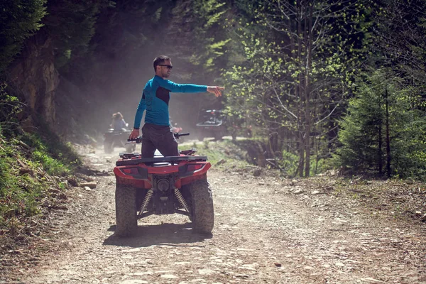 Man rijden atv voertuig op weg weg, mensen buiten sport activitiies thema — Stockfoto