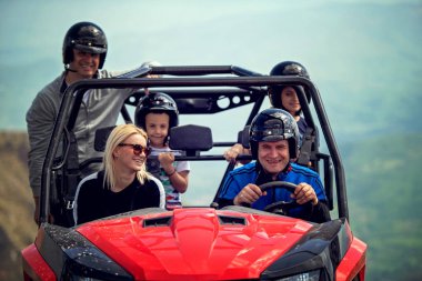 Arkadaşlar dört kiralama veya Atv ve Utv araçlar ile off-road sürüş