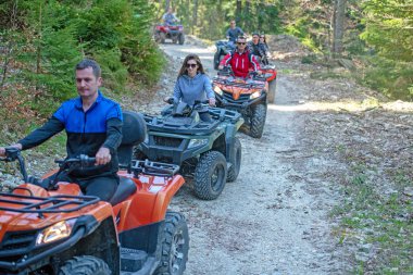 ATV araç üzerinde yol pist dışında insanlar açık spor activitiies Tema kişini