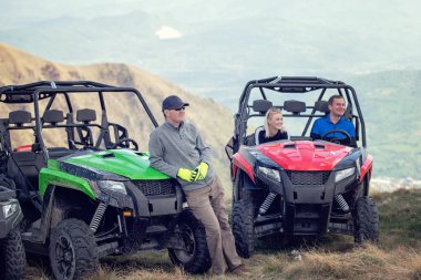 Arkadaşlar dört kiralama veya Atv ve Utv araçlar ile off-road sürüş