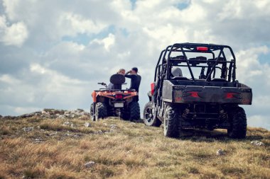 Arkadaşlar dört kiralama veya Atv ve Utv araçlar ile off-road sürüş