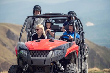 Arkadaşlar dört kiralama veya Atv ve Utv araçlar ile off-road sürüş