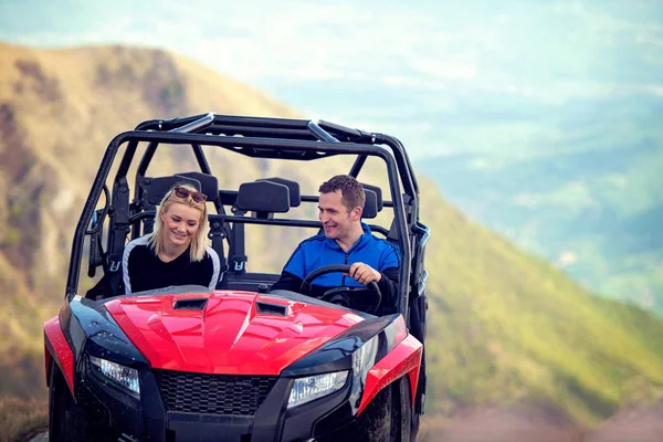 Amigos dirigindo off-road com quadriciclo ou ATV e veículos UTV — Fotografia de Stock