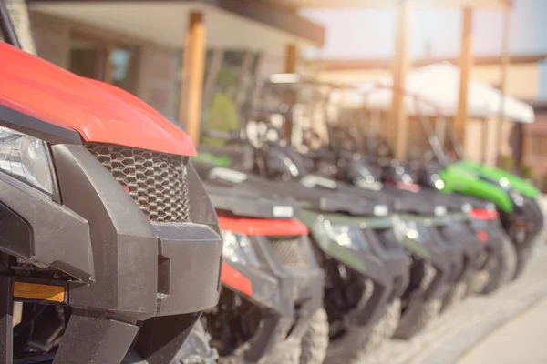 行のいくつかの atv クワッド バイクを駐車極端な屋外の冒険のコンセプト — ストック写真