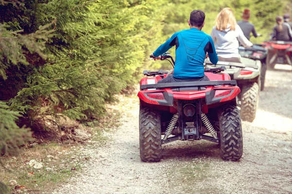 Muž na koni atv vozidla na off road trať, lidé venkovní sport activitiies téma — Stock fotografie