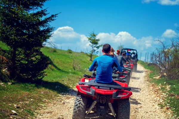 Hombre a caballo vehículo atv en la pista fuera de la carretera, la gente actividades deportivas al aire libre tema — Foto de Stock