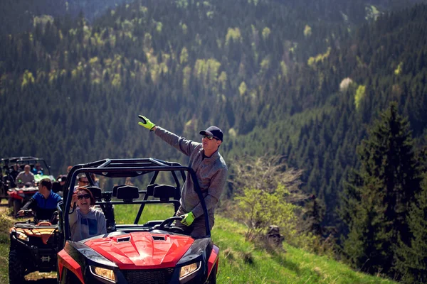 Man rijden atv voertuig op weg weg, mensen buiten sport activitiies thema — Stockfoto