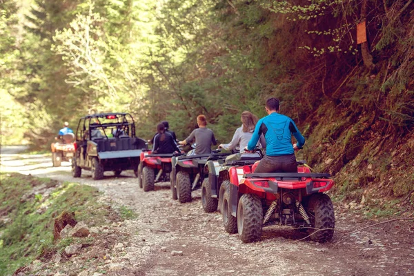 Hombre a caballo vehículo atv en la pista fuera de la carretera, la gente actividades deportivas al aire libre tema — Foto de Stock