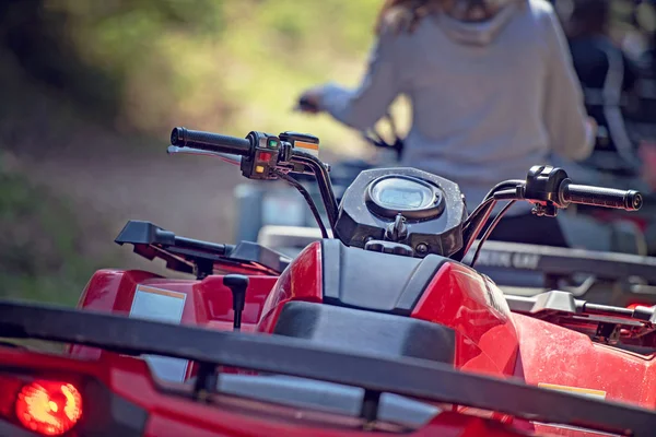 Homem equitação veículo ATV em off road track, pessoas ao ar livre esporte atividades tema — Fotografia de Stock