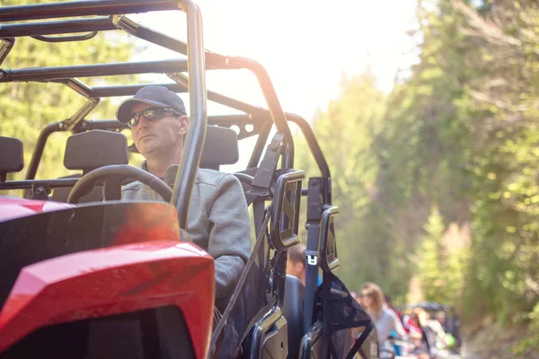 Чоловік їде на машині atv на бездоріжжі, люди на відкритому повітрі тема спортивної активності — стокове фото