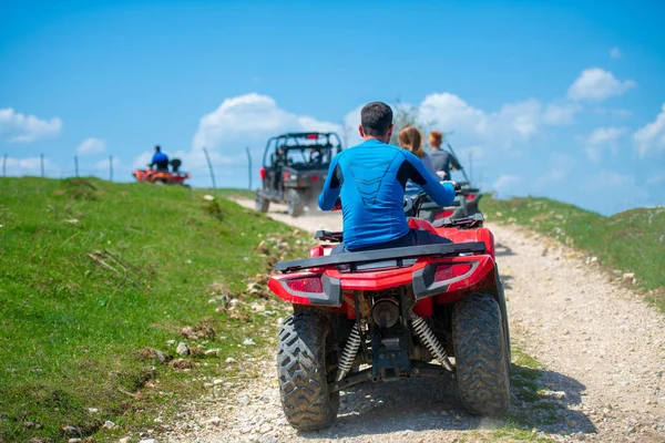 Hombre a caballo vehículo atv en la pista fuera de la carretera, la gente actividades deportivas al aire libre tema — Foto de Stock