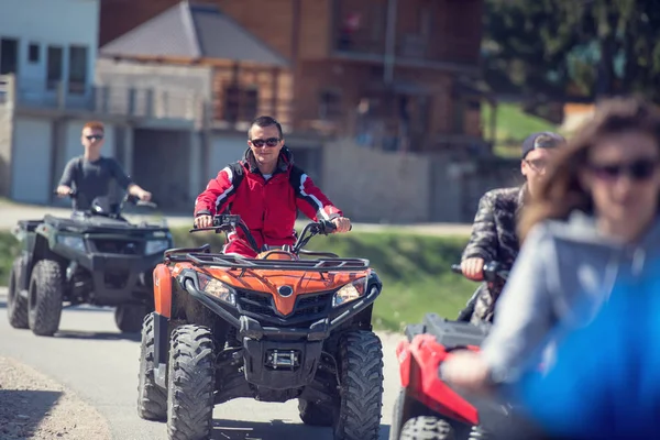 Homem equitação veículo ATV em off road track, pessoas ao ar livre esporte atividades tema — Fotografia de Stock