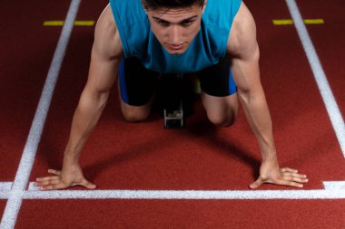 Işıkları ile koşu parkuru büyük modern Stadı önünde başlayan blok bırakarak sprinter. Patlayıcı Başlat.