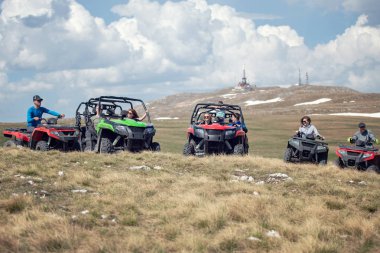 Arkadaşlar dört kiralama veya Atv ve Utv araçlar ile off-road sürüş