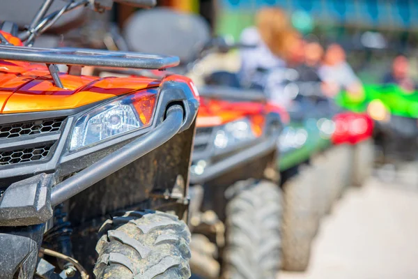 Estacionado em uma fileira de várias quadriciclos ATV conceito de aventura ao ar livre extrema — Fotografia de Stock