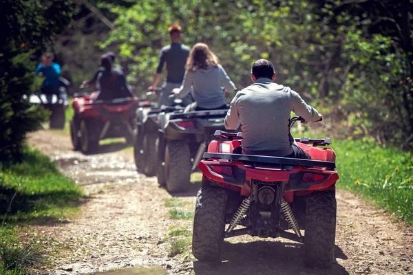 Hombre a caballo vehículo atv en la pista fuera de la carretera, la gente actividades deportivas al aire libre tema — Foto de Stock