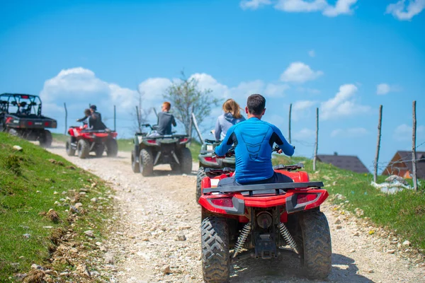 Hombre a caballo vehículo atv en la pista fuera de la carretera, la gente actividades deportivas al aire libre tema — Foto de Stock