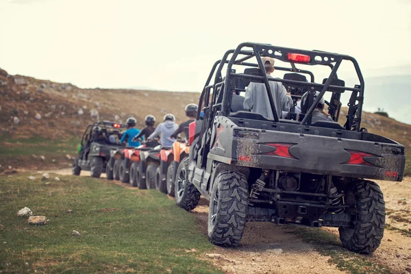 Hombre a caballo vehículo atv en la pista fuera de la carretera, la gente actividades deportivas al aire libre tema — Foto de Stock