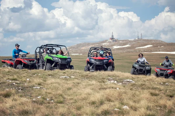 Amigos dirigindo off-road com quadriciclo ou ATV e veículos UTV — Fotografia de Stock