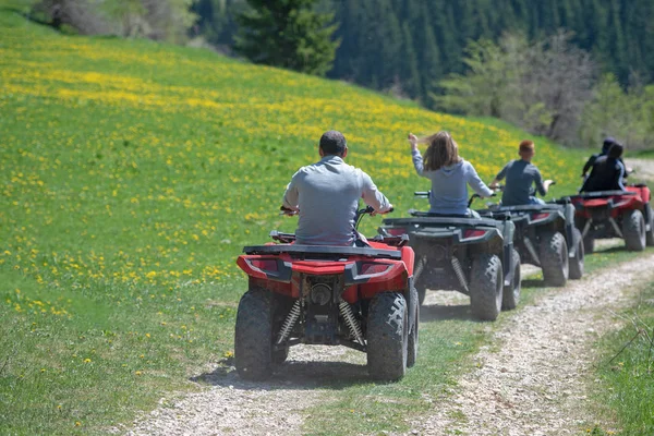 Homem equitação veículo ATV em off road track, pessoas ao ar livre esporte atividades tema — Fotografia de Stock