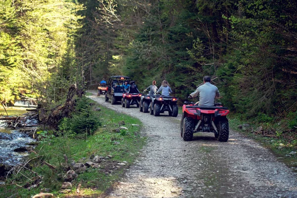 Ember lovaglás atv jármű off road pálya, emberek szabadtéri sport activitiies téma — Stock Fotó