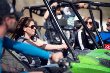 Arkadaşlar dört kiralama veya Atv ve Utv araçlar ile off-road sürüş