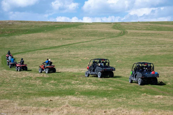 Άνδρας ιππασία atv όχημα off road πίστα, άνθρωποι υπαίθριο άθλημα activitiies θέμα — Φωτογραφία Αρχείου