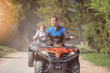 ATV araç üzerinde yol pist dışında insanlar açık spor activitiies Tema kişini