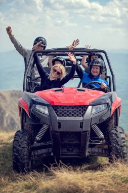 Arkadaşlar dört kiralama veya Atv ve Utv araçlar ile off-road sürüş