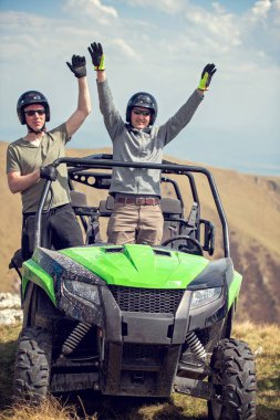 Arkadaşlar dört kiralama veya Atv ve Utv araçlar ile off-road sürüş