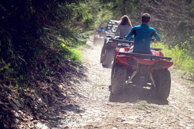 ATV araç üzerinde yol pist dışında insanlar açık spor activitiies Tema kişini