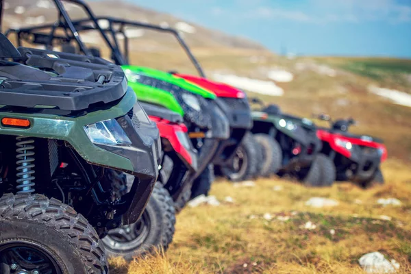 Estacionado en una fila varias motos quad ATV extrema aventura al aire libre concepto — Foto de Stock