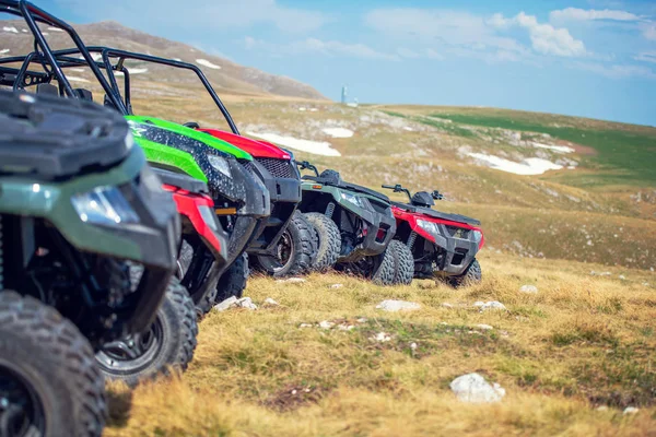 Estacionado en una fila varias motos quad ATV extrema aventura al aire libre concepto — Foto de Stock
