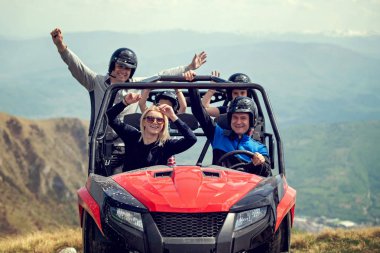 Arkadaşlar dört kiralama veya Atv ve Utv araçlar ile off-road sürüş