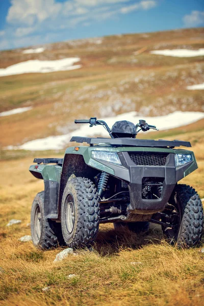 Parkerade atv fyrhjulingar extrem utomhus äventyr koncept — Stockfoto