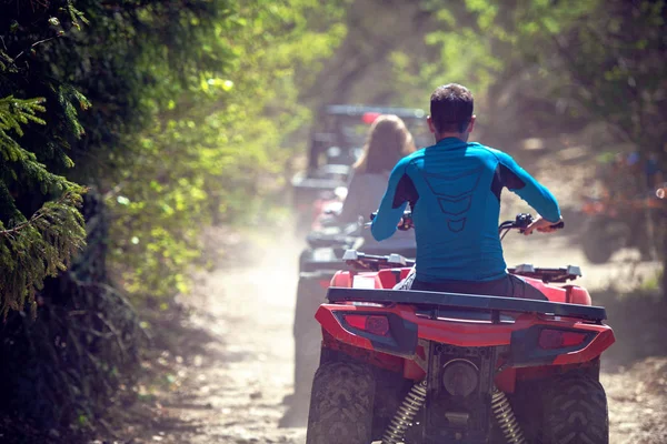 Hombre a caballo vehículo atv en la pista fuera de la carretera, la gente actividades deportivas al aire libre tema —  Fotos de Stock