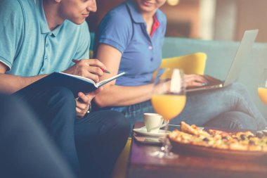 gençlerin birlikte çalışırken pizza yemek yüksek açılı görünüş