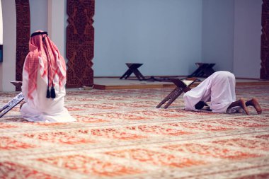 İki dini Müslüman erkek Camii içinde dua