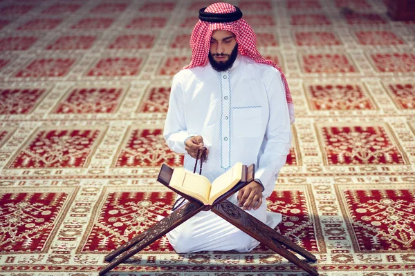 Religiös muslim man ber inne i moskén — Stockfoto