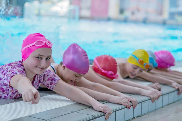 Щасливі діти в басейні. молоді та успішні плавці позують . — стокове фото