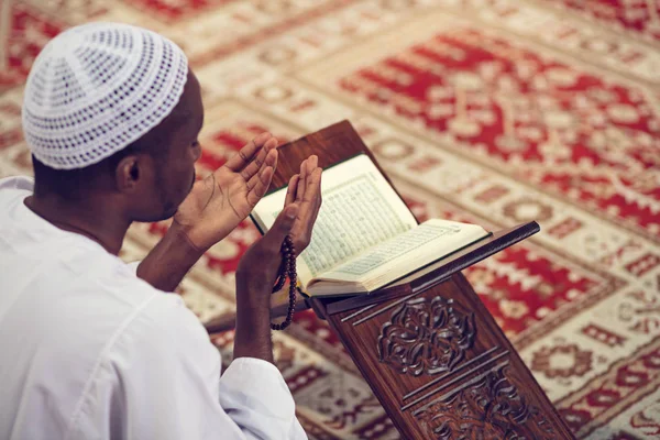 Africain musulman faire la prière traditionnelle à Dieu tout en portant Dishdasha — Photo