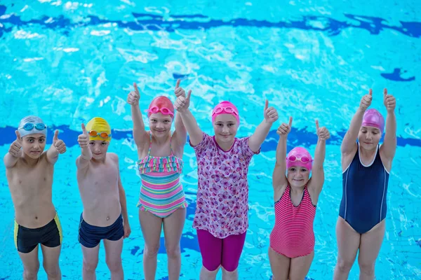 De gelukkige kinderen kids groep op zwembad klasse leren om te zwemmen — Stockfoto