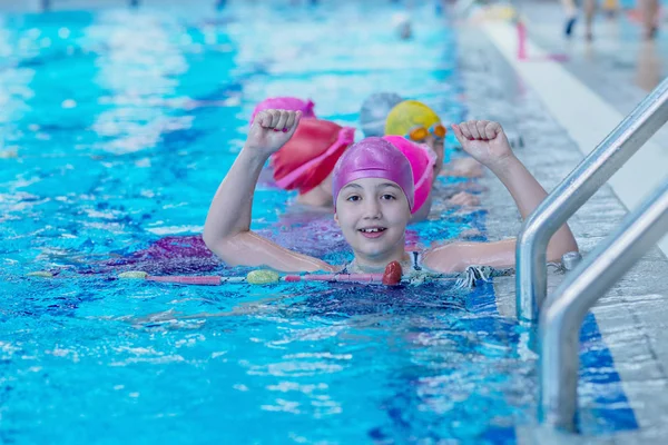 Enfants heureux à la piscine. les nageurs jeunes et réussis posent . — Photo