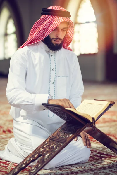 Religioso muçulmano homem orando dentro da mesquita — Fotografia de Stock