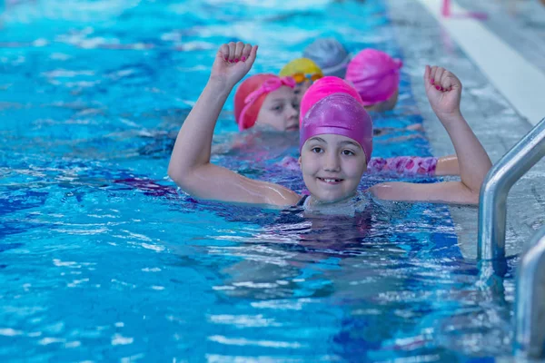 स्विमिंग पूल में खुश बच्चे। युवा और सफल तैराकी पोज़ . — स्टॉक फ़ोटो, इमेज