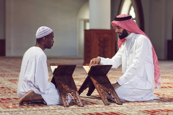 Dua orang Muslim yang religius berdoa di dalam masjid — Stok Foto