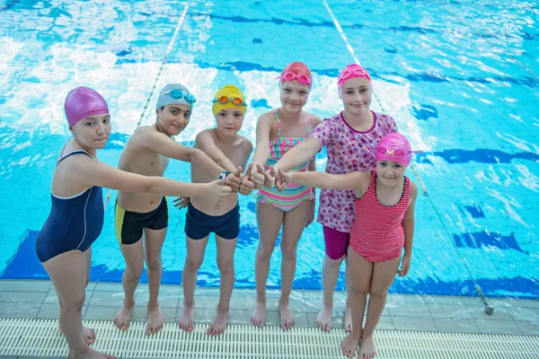 De gelukkige kinderen kids groep op zwembad klasse leren om te zwemmen — Stockfoto