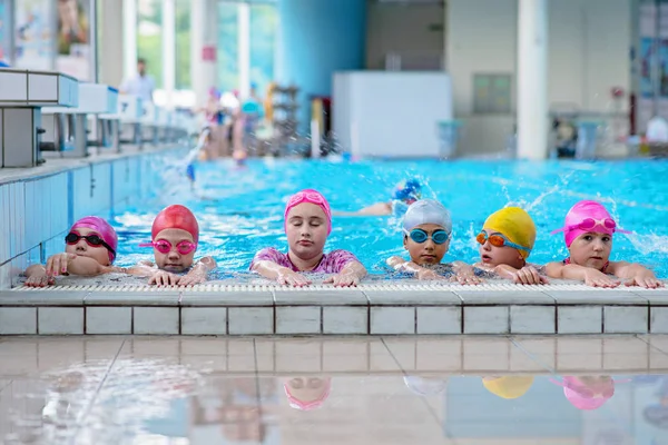 Niños felices en la piscina. nadadores jóvenes y exitosos posan . —  Fotos de Stock