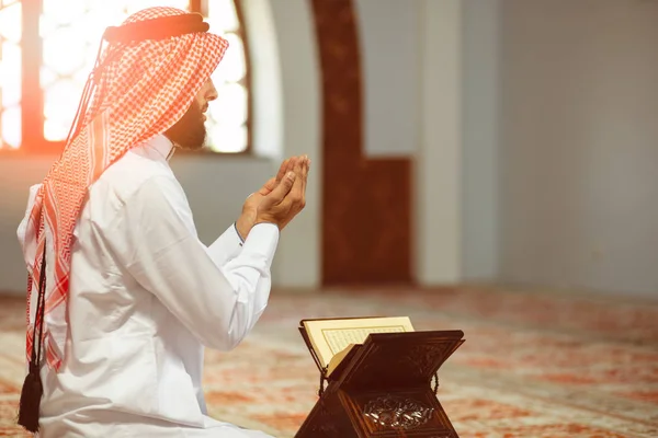 Religioso muçulmano homem orando dentro da mesquita — Fotografia de Stock