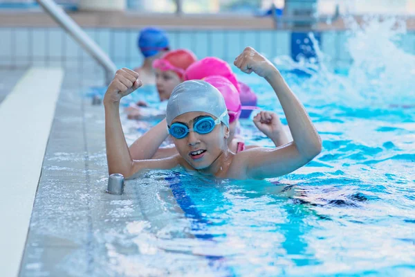 Enfants Heureux Piscine Les Nageurs Jeunes Réussis Posent — Photo